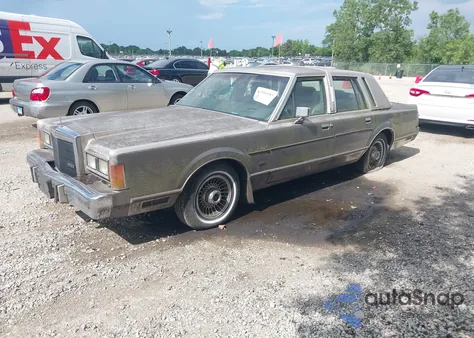 1989 Lincoln Town Car Cartier z USA, uszkodzony, nr VIN 1LNBM83F0KY600822